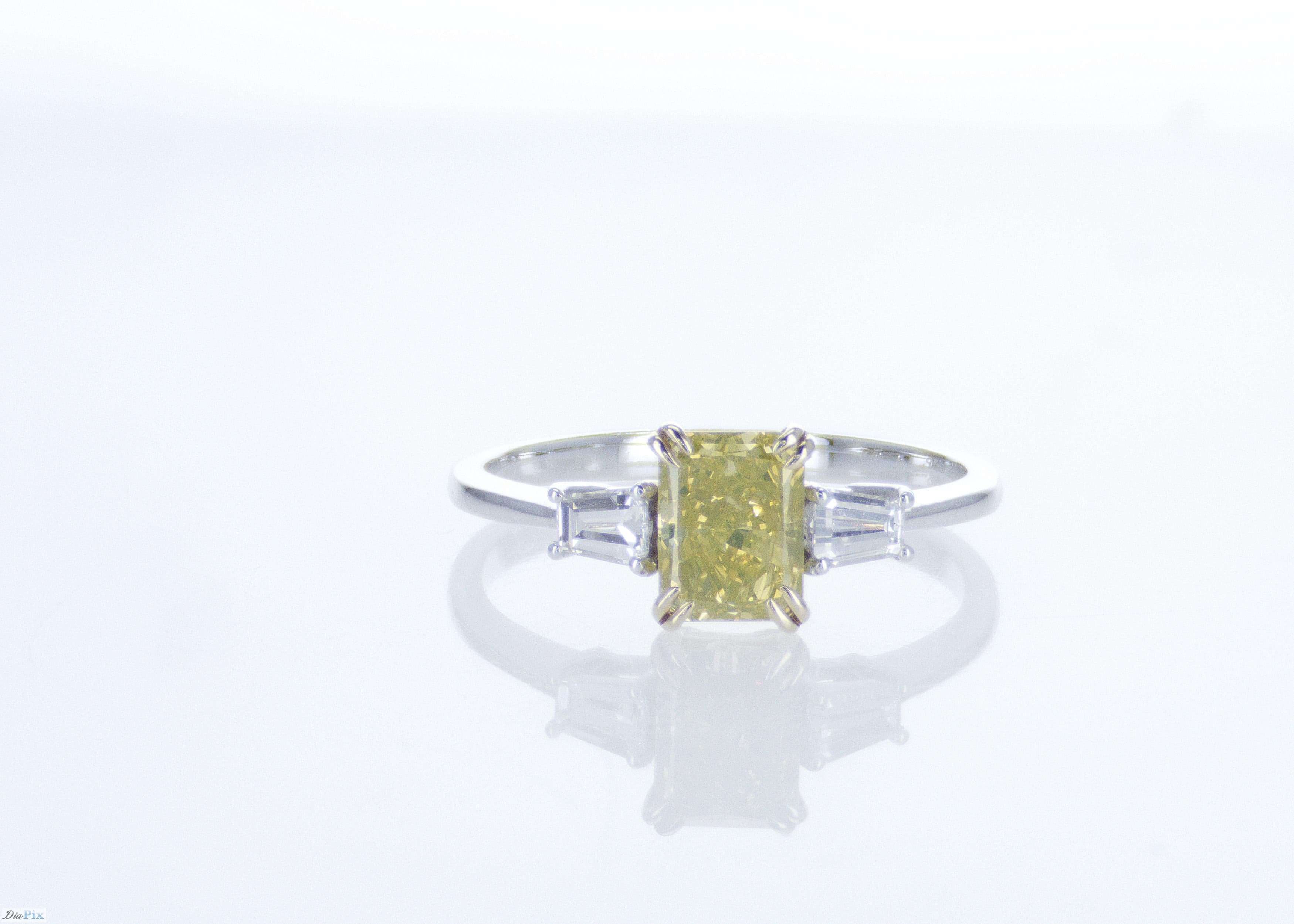 Ring 18k gold s/w fancy Diamond