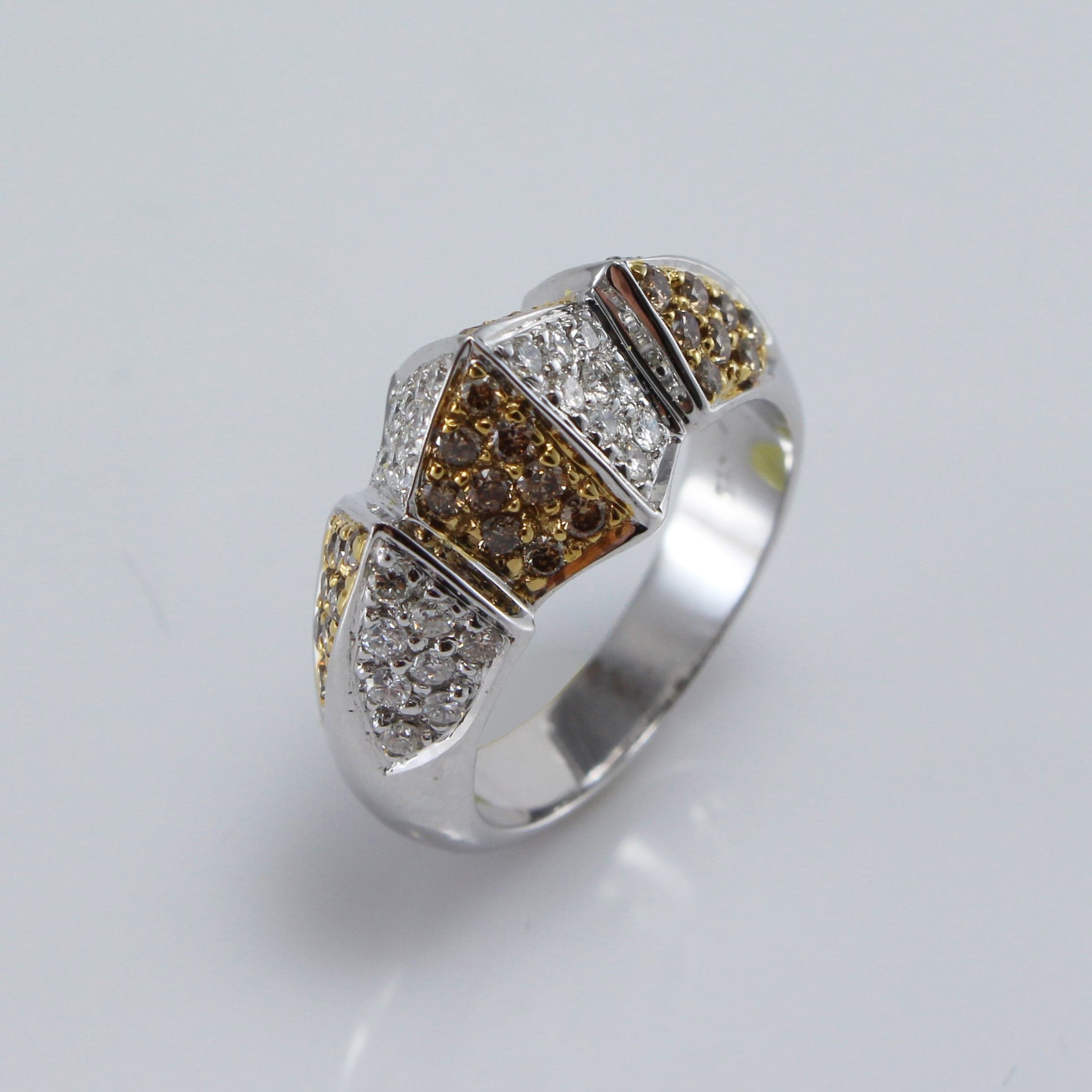 Ring 18KW GOLD s/wBrowen &White diamond.